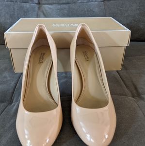 Michael Kors patent leather beige pumps